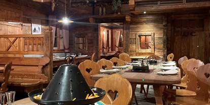 Essen-gehen - Sitzplätze im Freien - Salzburg - Hutessen in der urigen Arlhofhütte - Arlhofhütte