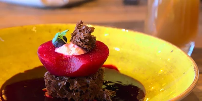Essen-gehen - grüner Gastgarten - Isert - Dessert - Hibiskus Apfel auf Sponge Cake - Restaurant Maracana