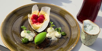 Essen-gehen - grüner Gastgarten - Westerwald - Dessert - Passionsfrucht in Texturen - Restaurant Maracana