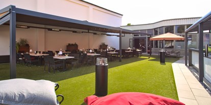 Essen-gehen - Isert - Außenterrasse mit Pergola, Outdoorküche und Kräutergarten mit Blick auf den Beachvolleyballplatz. - Restaurant Maracana
