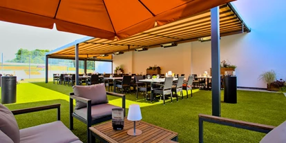 Essen-gehen - PLZ 57612 (Deutschland) - Außenterrasse mit Pergola, Outdoorküche und Kräutergarten mit Blick auf den Beachvolleyballplatz. - Restaurant Maracana