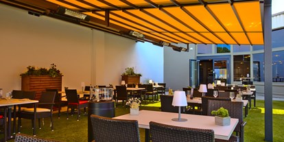 Essen-gehen - Ingelbach - Außenterrasse mit Pergola, Outdoorküche und Kräutergarten mit Blick auf den Beachvolleyballplatz. - Restaurant Maracana