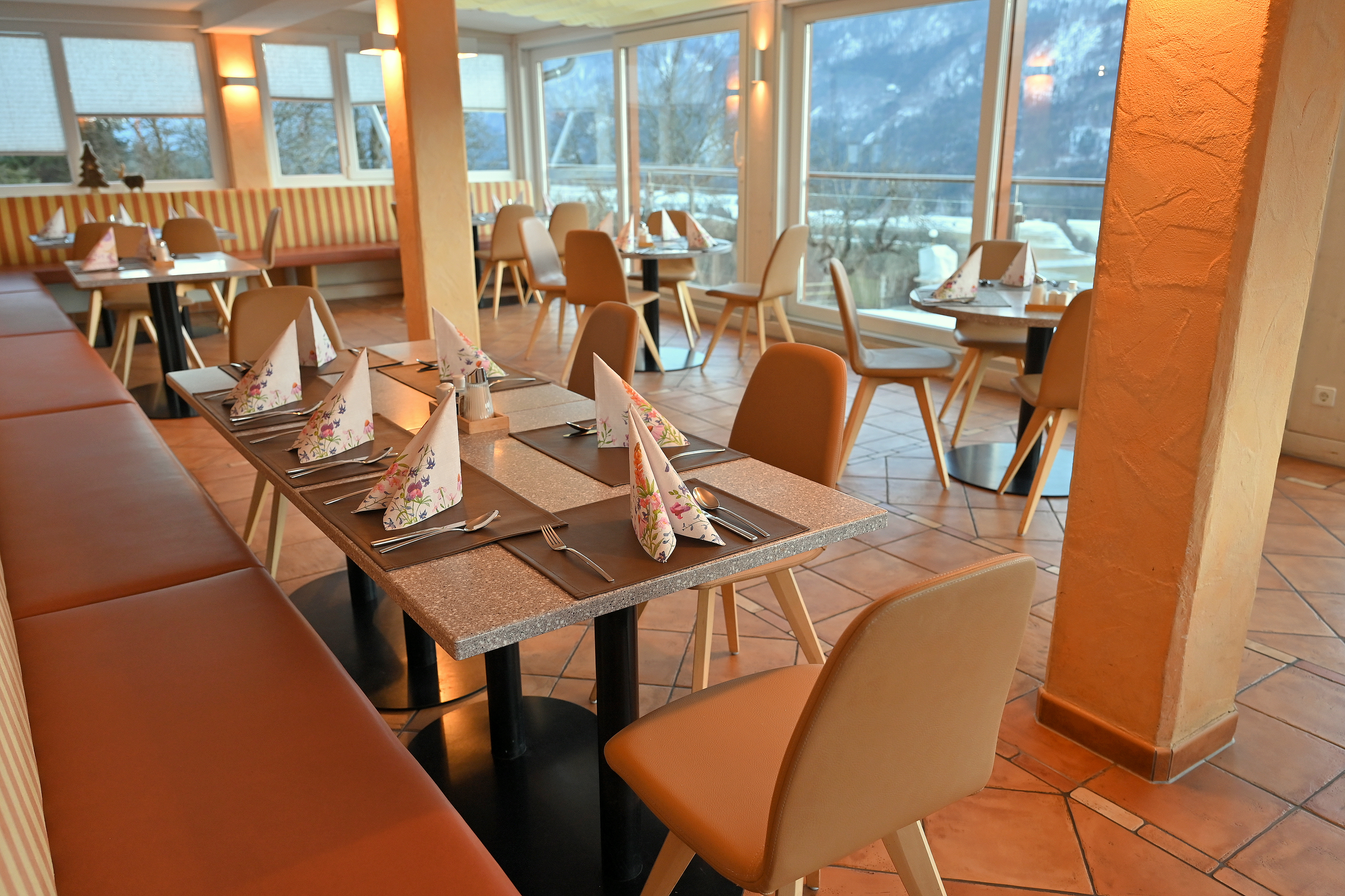Restaurant - nawu_Restaurant_Speisesaal_mit_Aussicht - nawu Restaurant