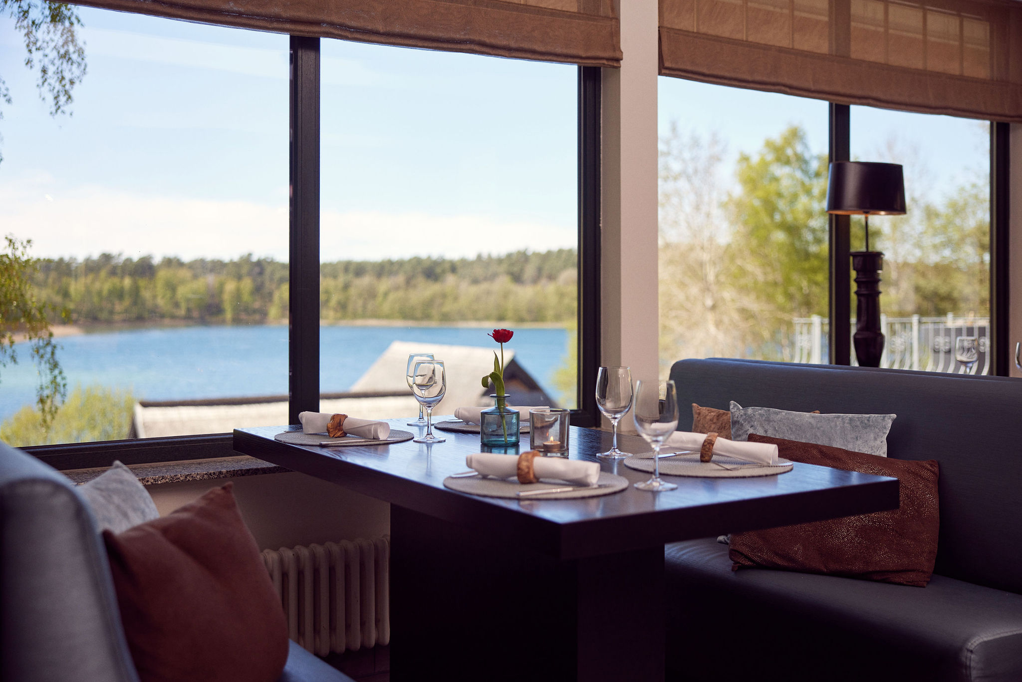 Restaurant - Restaurant THE VIEW - Van der Valk Naturresort Drewitz - mit Blick auf den Drewitzer See - Restaurant THE VIEW - Van der Valk Naturresort Drewitz