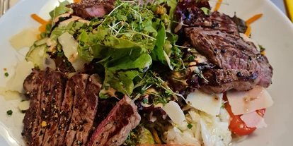 Essen-gehen - Gerichte: Hausmannskost - Weißpriach - Longa Stubn Steak Salat  - Gasthof & Appartements Longa Stub´n