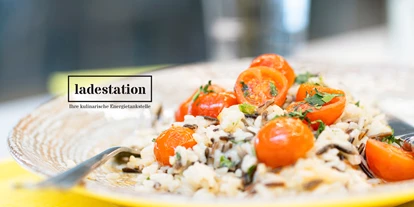 Essen-gehen - grüner Gastgarten - Zöfing - Mittags kochen wir für dich zwei Gerichte: eines davon inspiriert von österreichischen Klassikern, das andere von der internationalen Küche. Eines davon ist immer vegetarisch oder vegan. - ladestation - Gastronomie im Haus der Digitalisierung