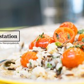 Restaurant - Mittags kochen wir für dich zwei Gerichte: eines davon inspiriert von österreichischen Klassikern, das andere von der internationalen Küche. Eines davon ist immer vegetarisch oder vegan. - ladestation - Gastronomie im Haus der Digitalisierung