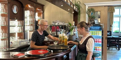 Essen-gehen - Gerichte: Gegrilltes - Höhe - Die gemütliche Bar im Restaurant Sissi mit den zwei top Kellnerinnen Bernadette und Luise. - Restaurant Sissi