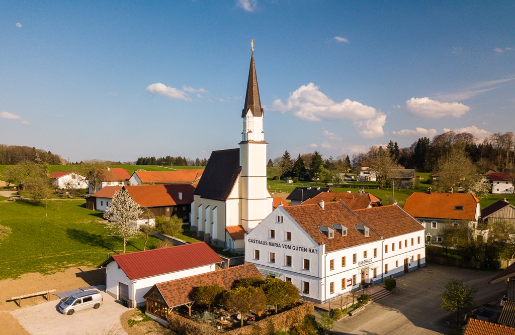 Restaurant - Das Traditionsgasthaus Maria vom Guten Rat unmittelbar neben der gleichnamigen Wallfahrtskirche in Gstaig / Gemeinde Feldkirchen bei Mattighofen. - Gasthaus Maria vom Guten Rat