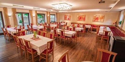 Essen-gehen - grüner Gastgarten - Dietach (Dietach) - Speisesaal - Gasthof Pöchhacker