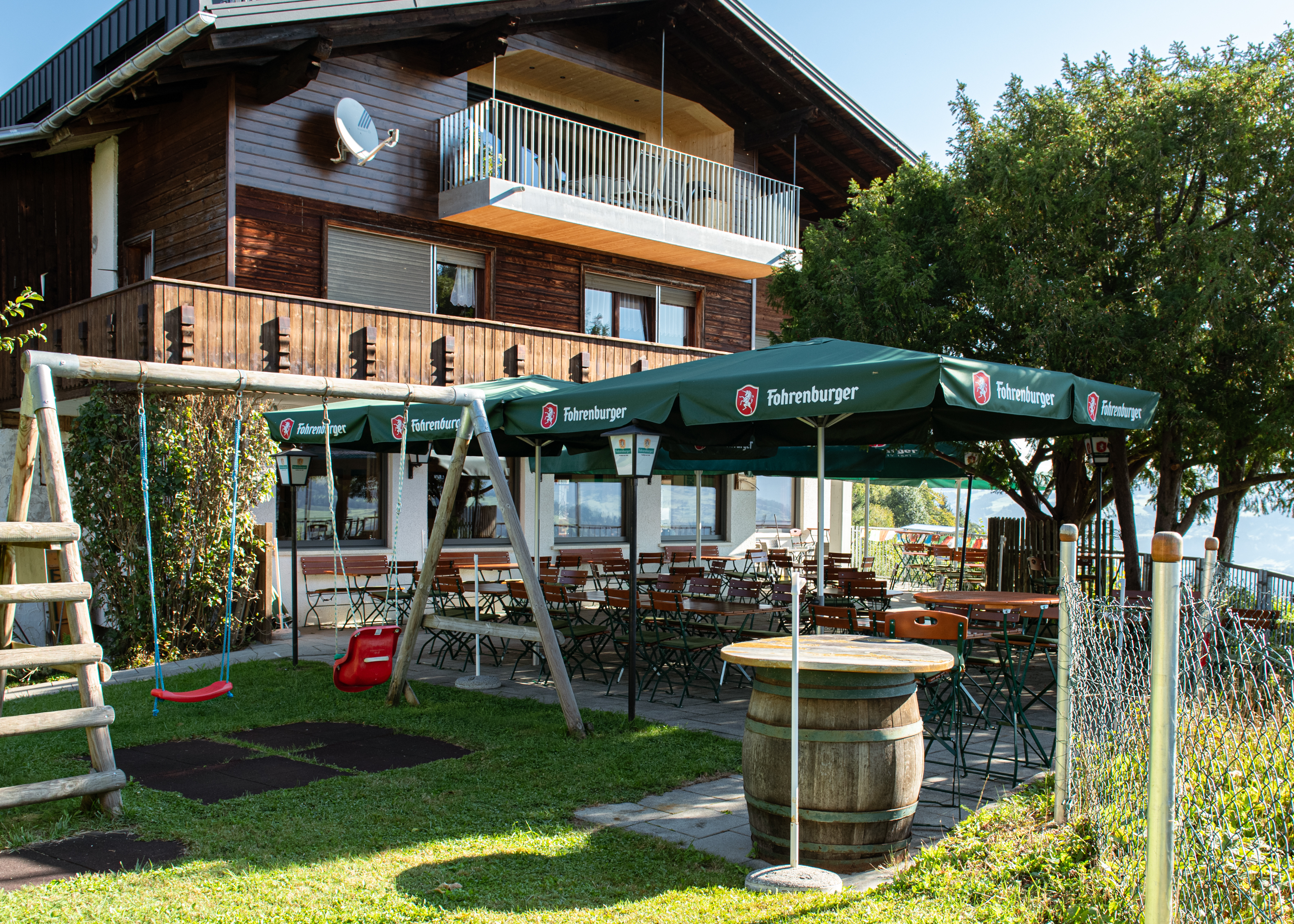 Restaurant - Unser Gastgarten mit dem unbeschreiblichen Panorama und Kinderspielplatz  - Gasthaus Stollen 