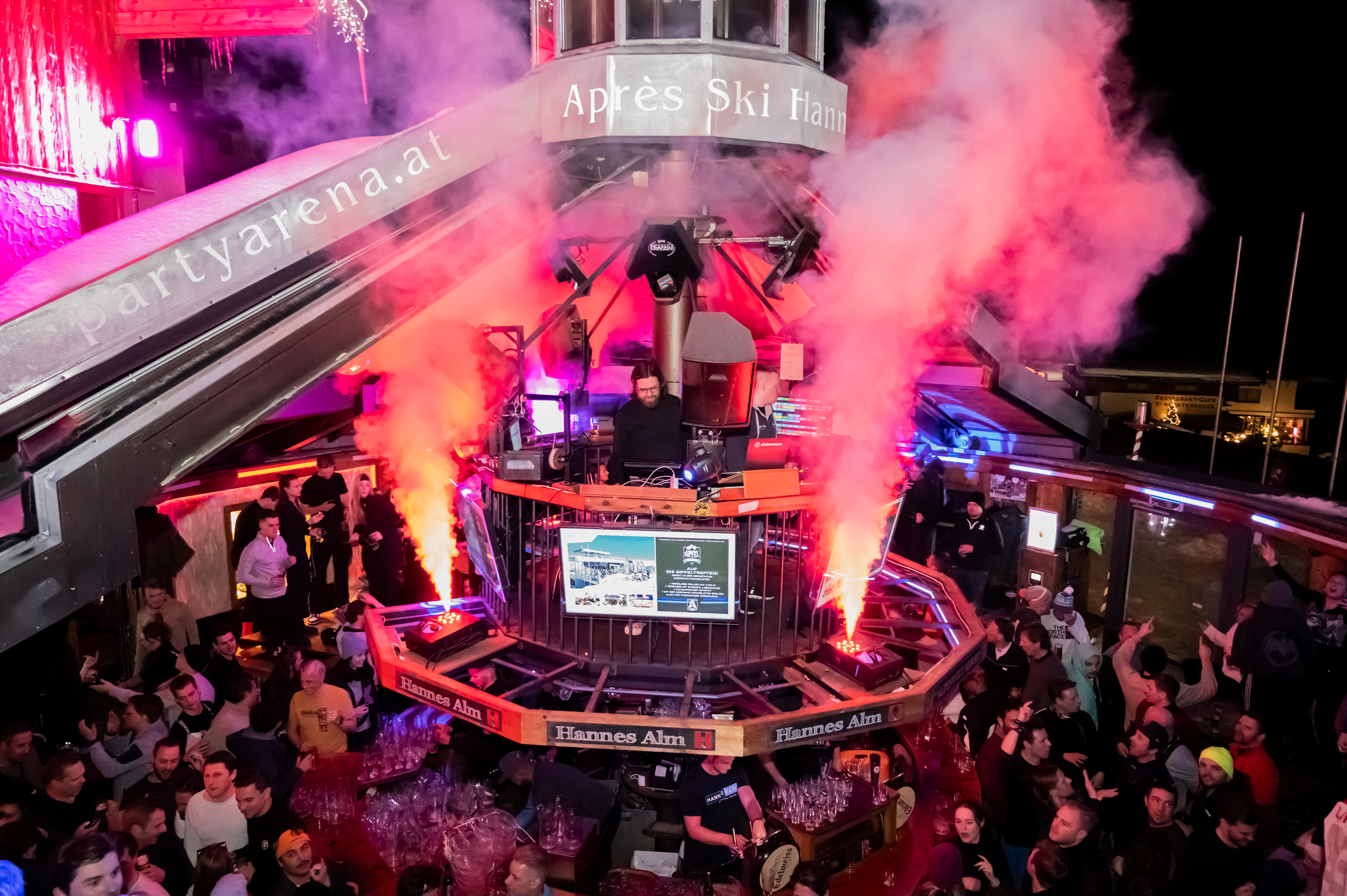 Restaurant - Hannes Alm bei geöffnetem Dach - Hannes Alm & Bergliebe Club