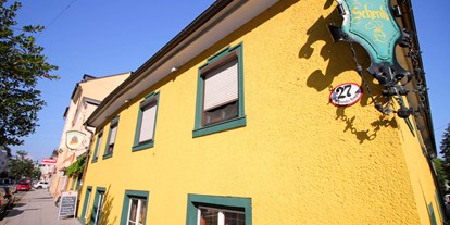 Essen-gehen - grüner Gastgarten - Salzburg-Stadt Taxham - s'Kloane Brauhaus in Kastner's Schenke
