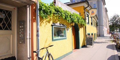 Essen-gehen - grüner Gastgarten - Wals - s'Kloane Brauhaus in Kastner's Schenke