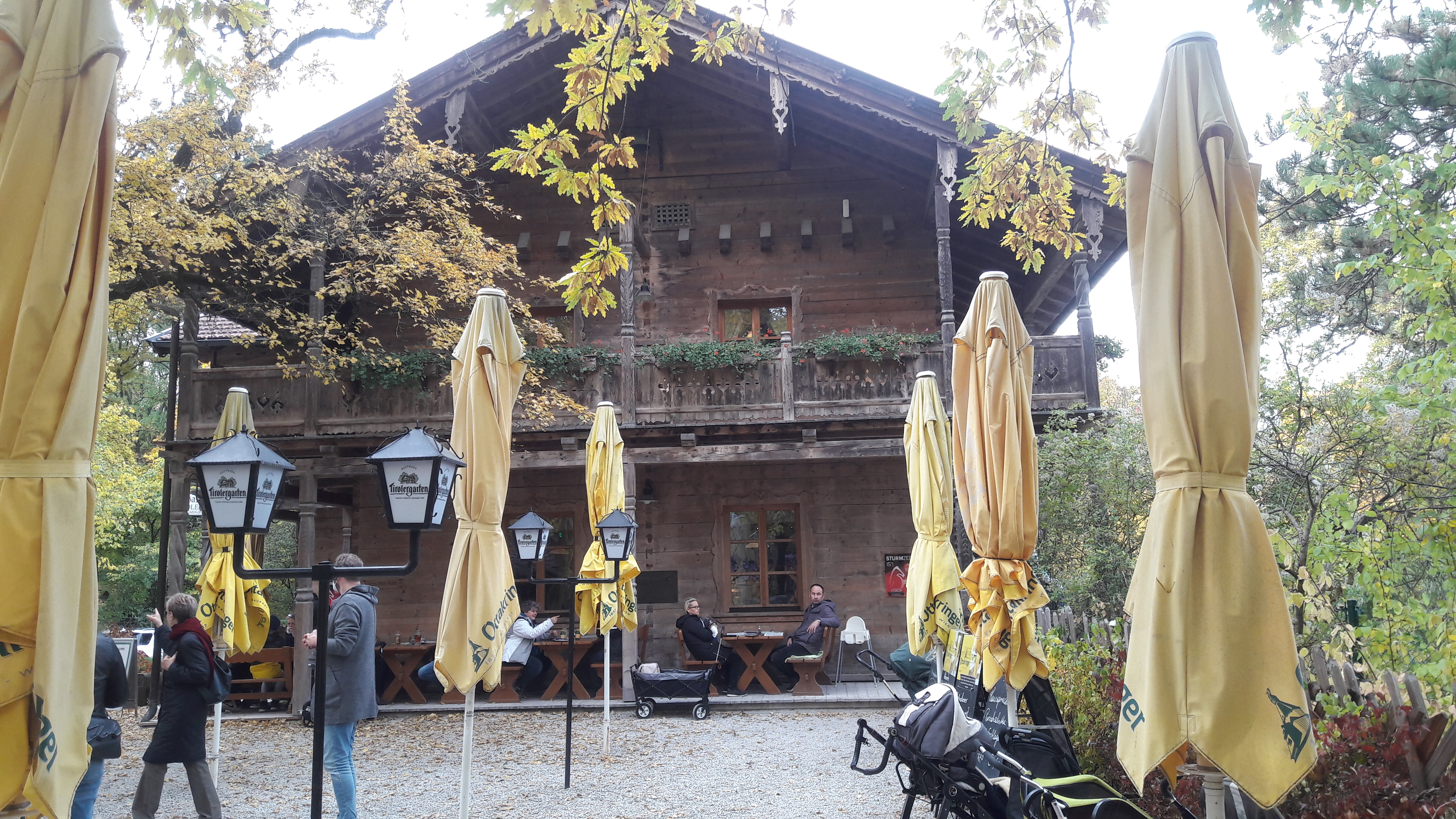 Restaurant - Das Gasthaus Tirolergarten oberhalb dem Tiergarten von außen im Herbst - Gasthaus Tirolergarten