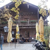 Restaurant - Das Gasthaus Tirolergarten oberhalb dem Tiergarten von außen im Herbst - Gasthaus Tirolergarten