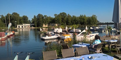 Essen-gehen - Sitzplätze im Freien - Aderklaa - Gastgarten direkt am Wasser - nehmen Sie Urlaub vom Alltag - Zum Schinakl