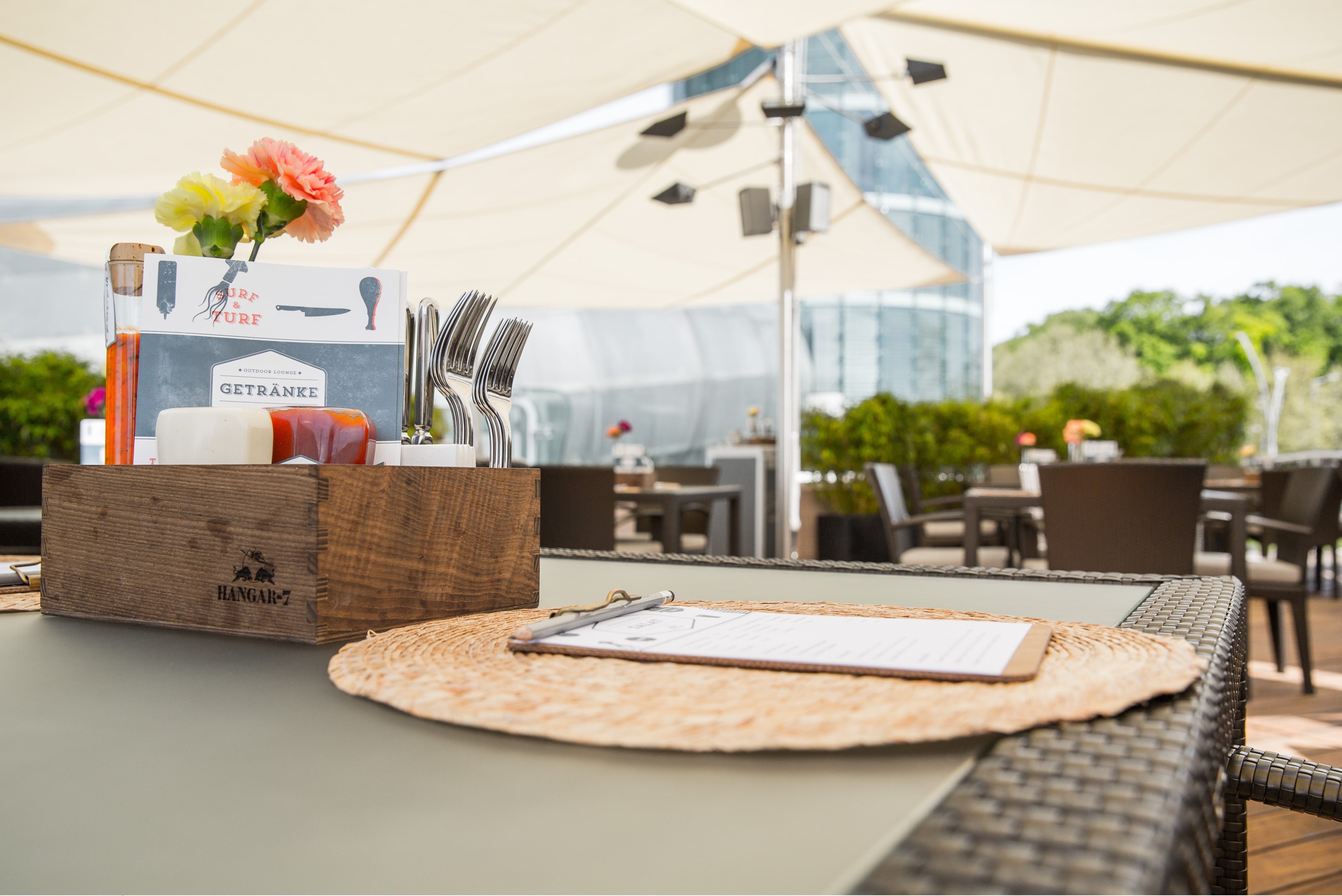 Restaurant - Outdoor Lounge im Red Bull Hangar-7
