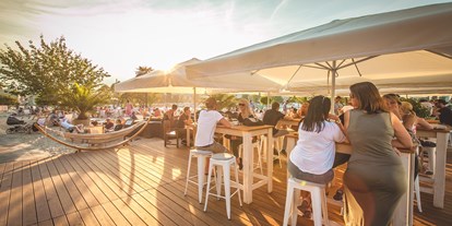 Essen-gehen - Sitzplätze im Freien - Region Hausruck - Sandburg – Strand küsst Bar