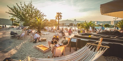 Essen-gehen - Sitzplätze im Freien - Oberbairing - Sandburg – Strand küsst Bar