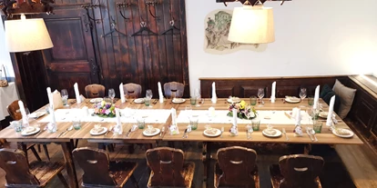Essen-gehen - grüner Gastgarten - Offensee - Der Stammtisch für eine Hochzeit festlich gedeckt - Die Stube im Maximilianhof 
