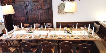 Essen-gehen - Sitzplätze im Freien - Innergrub - Der Stammtisch für eine Hochzeit festlich gedeckt - Die Stube im Maximilianhof 