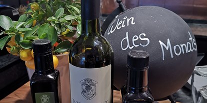 Essen-gehen - grüner Gastgarten - PLZ 4812 (Österreich) - Ausgewählte Weine aus dem In-und Ausland  - Die Stube im Maximilianhof 