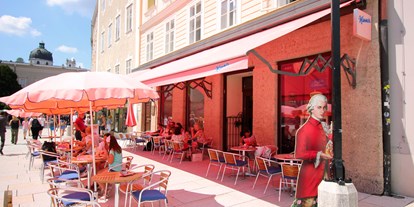 Essen-gehen - grüner Gastgarten - Anif - Manner Shop - Cafe