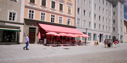 Essen-gehen - grüner Gastgarten - Salzburg-Stadt Salzburger Altstadt - Manner Shop - Cafe