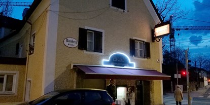 Essen-gehen - Falstaff: 1 Gabel - Der Eingang zum Restaurant an der Kreuzung - Osteria Cavalli