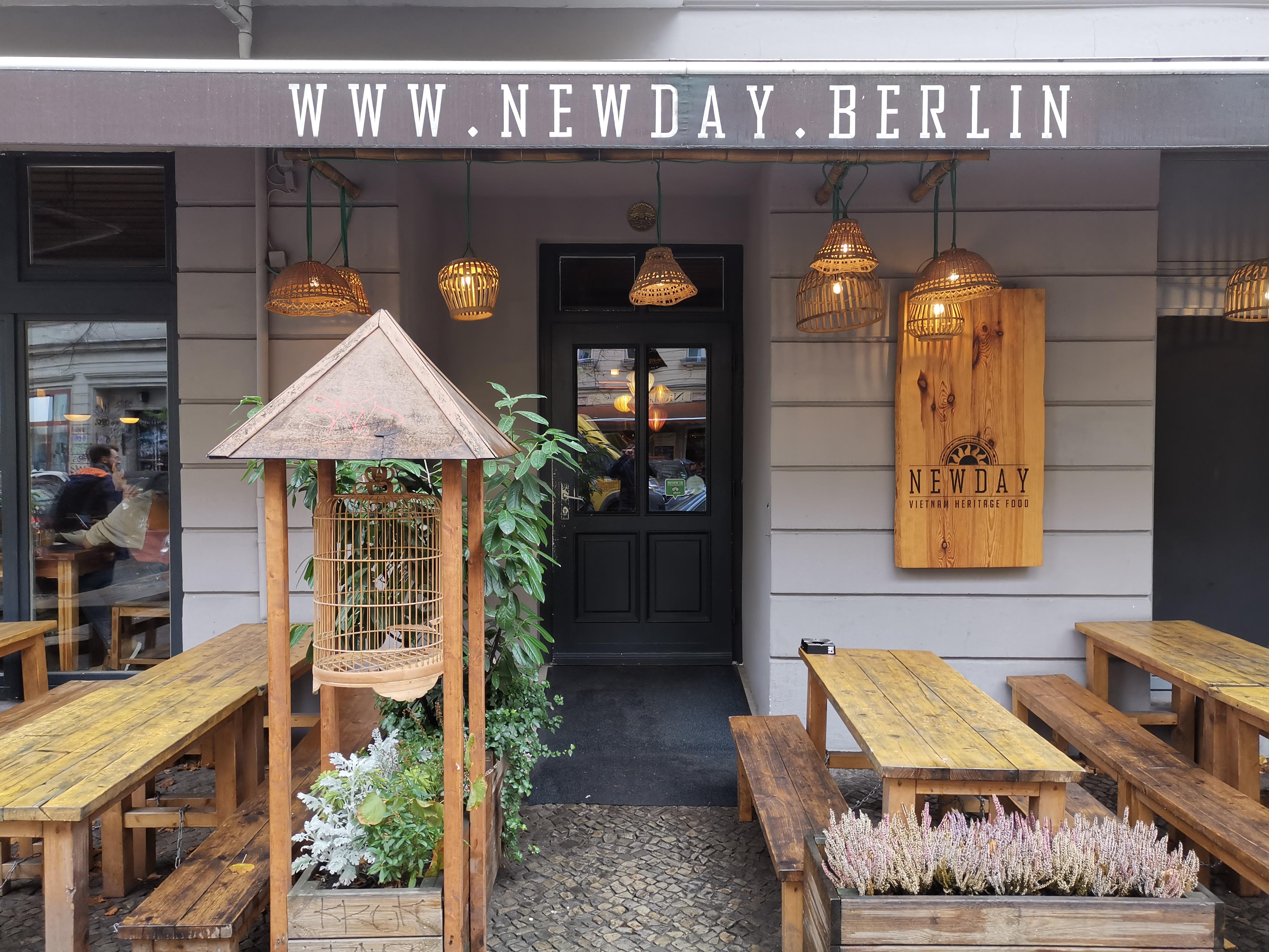 Restaurant - der Eingang vom Newday Restaurant vietnamesisch in Berlin Friedrichshain - Newday