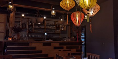 Essen-gehen - Gerichte: Curry - Deutschland - die Bar vom Newday Restaurant vietnamesisch in Berlin Friedrichshain - Newday
