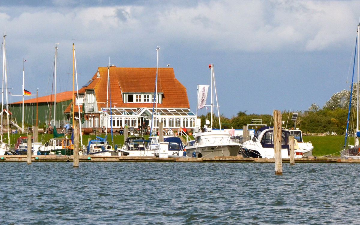 Restaurant - Das Restaurant "Kajüte am Hafen" Langeoog vom Wasser aus gesehen. - Kajüte am Hafen Langeoog
