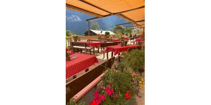 Essen-gehen - Sitzplätze im Freien - Achensee - Sonnenterrasse für groß und klein,
Kinderspielplatz - Kirchenwirt in Maurach Achensee