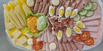 Essen-gehen - Mahlzeiten: Mittagessen - Wienerwald Süd-Alpin - Wurst-Käseplatte - Gasthaus zur Dorfwirtin