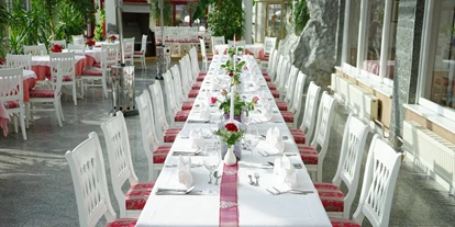 Essen-gehen - Mahlzeiten: Frühstück - Kärnten - Festliche Tafel im Wintergarten - Restaurant im Hotel Glocknerhof