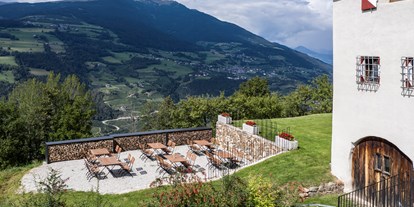 Essen-gehen - Gerichte: Delikatessen - Trentino-Südtirol - Sonnenterasse auf dern Südseite mit Blicka auf das mittlere Eisacktal - Gasthof Ansitz Fonteklaus