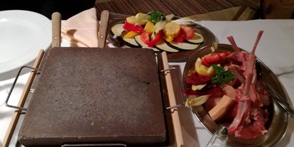 Essen-gehen - Art der Küche: deutsch - Südtirol - Altamira
Gemütliches Beisammensein mit Freunden. Kochen auf einem heissen Stein - Restaurant Riega