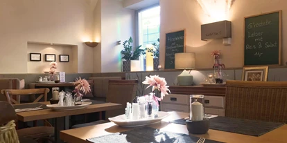 Essen-gehen - Sitzplätze im Freien - Niederdorf (Treffen am Ossiacher See) - Durchgehend warme Küche - Cafe-Restaurant Goldenes Lamm