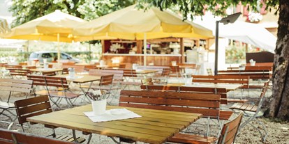 Essen-gehen - Ambiente: traditionell - Hirschau (Schnepfau) - Gastgarten im Sommer - Hotel Gasthof Adler