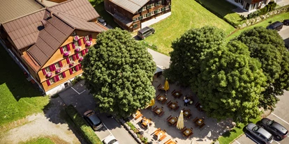 Essen-gehen - Preisniveau: €€ - PLZ 6881 (Österreich) - Außenansicht Hotel & Gastgarten - Hotel Gasthof Adler