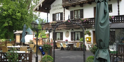 Essen-gehen - grüner Gastgarten - Bayern - Außenansicht - Gasthof Die Schweizer Wirtin