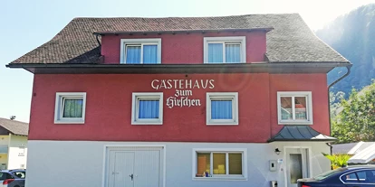 Essen-gehen - grüner Gastgarten - PLZ 6837 (Österreich) - Hirschen