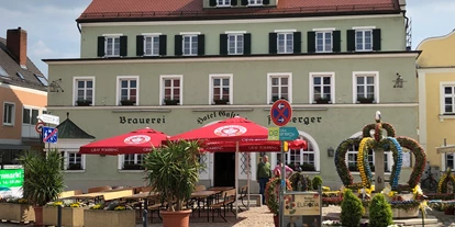 Essen-gehen - Gerichte: Wild - Bayern - Aussenansicht - BIergarten auf dem Marktplatz - Hotel Brauereigasthof Amberger