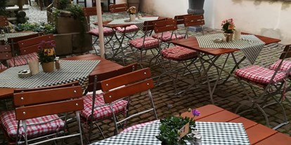 Essen-gehen - grüner Gastgarten - Pettendorf (Landkreis Regensburg) - GARTEN COMING HOME - Restaurant Cafe Coming Home