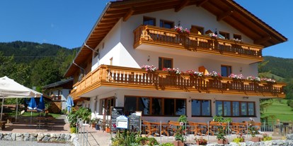 Essen-gehen - Sitzplätze im Freien - Oberbayern - Hausansicht - Berggasthaus Kraxenberger
