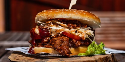 Essen-gehen - Sitzplätze im Freien - Pulled Pork Burger: Rauchiges Pulled Pork, 10h am Grill gesmoked, verfeinert mit hausgemachten Coleslaw Salat und BBQ-Sauce - Murrerwirt in Aiterhofen