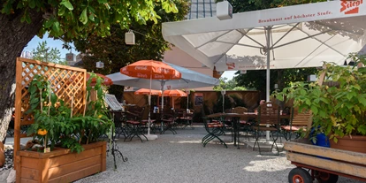 Essen-gehen - Sitzplätze im Freien - Viehhausen - Gastgarten mit Kastanienbäume - Gasthof Wastlwirt