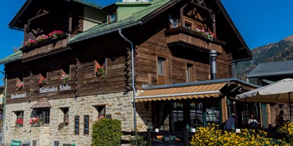 Essen-gehen - grüner Gastgarten - Tirol - Restaurant Südtiroler Stube Aussen Terrasse - Restaurant Südtiroler Stube 
