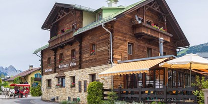 Essen-gehen - grüner Gastgarten - Leutasch - Sommer - Restaurant Südtiroler Stube 